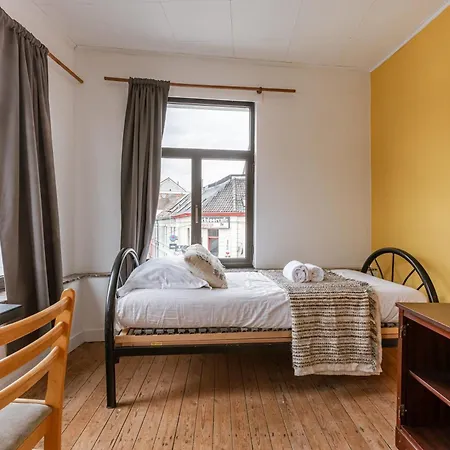 Huswell - Spacious Center House In