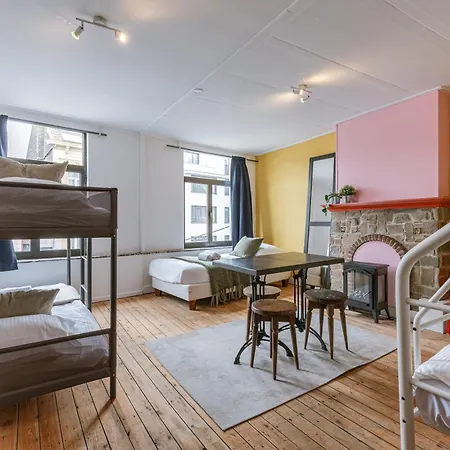 Huswell - Spacious Center House In