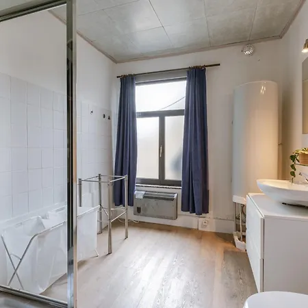 Huswell - Spacious Center House In