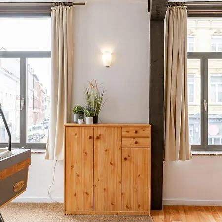 Huswell - Spacious Center House In
